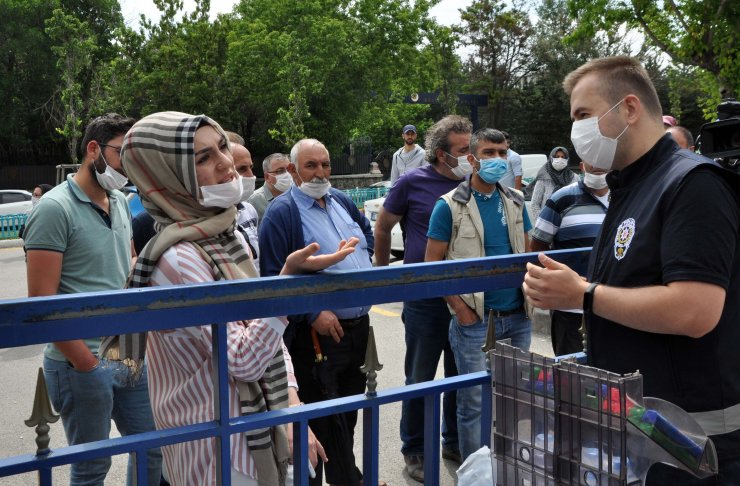 Geç kalan öğrenci salona alınmadı, velilerin çabası da yetersiz kaldı