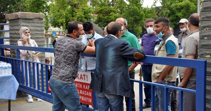 Geç kalan öğrenci salona alınmadı, velilerin çabası da yetersiz kaldı