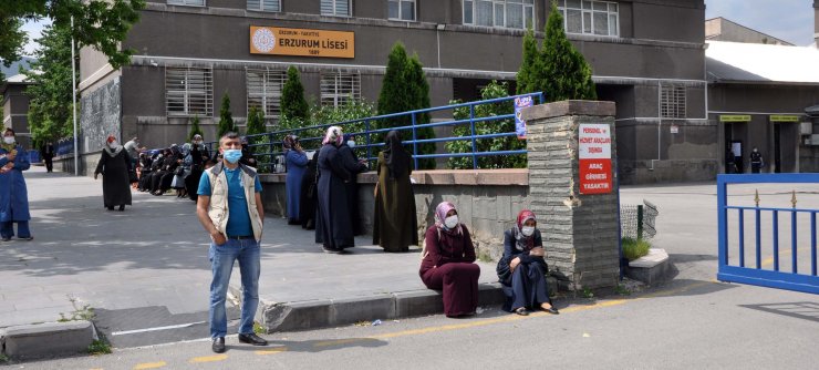 Geç kalan öğrenci salona alınmadı, velilerin çabası da yetersiz kaldı