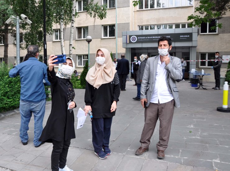 Geç kalan öğrenci salona alınmadı, velilerin çabası da yetersiz kaldı