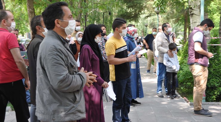 Geç kalan öğrenci salona alınmadı, velilerin çabası da yetersiz kaldı