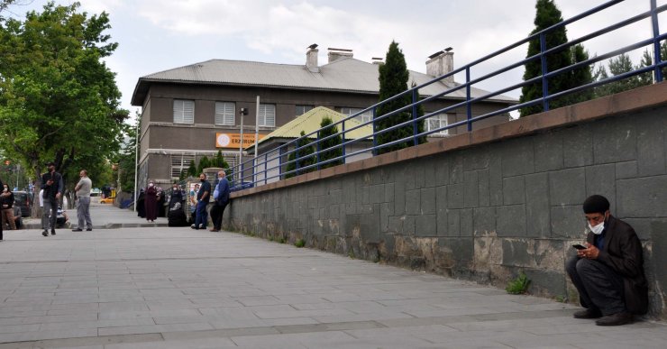 Geç kalan öğrenci salona alınmadı, velilerin çabası da yetersiz kaldı