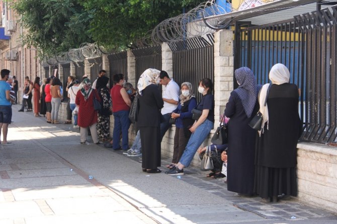 Mersin’de YKS’de veliler sosyal mesafe kurallarını hiçe saydı