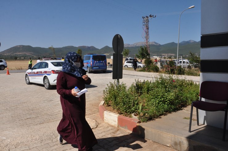 Rüzgarın uçurduğu YKS giriş belgesi ağacın dalına takıldı