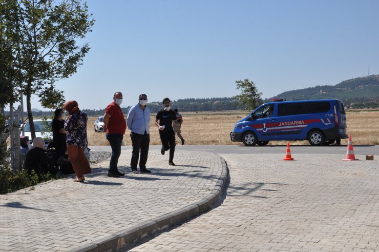 Rüzgarın uçurduğu YKS giriş belgesi ağacın dalına takıldı