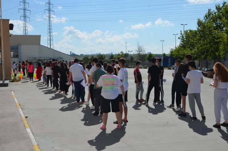 Velilerin 'sosyal mesafesiz' YKS heyecanı