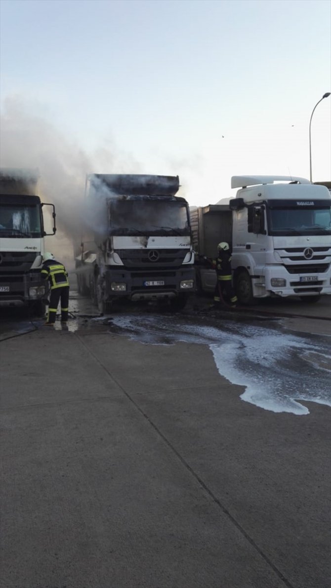 Konya'da park halindeki kamyonda çıkan yangında hasar meydana geldi
