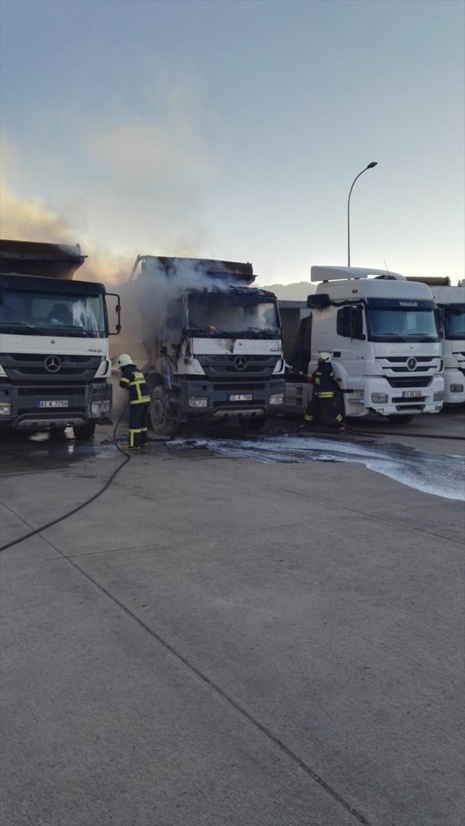 Konya'da park halindeki kamyonda çıkan yangında hasar meydana geldi
