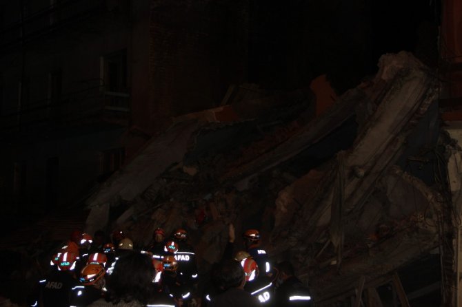 5 katlı metruk bina çöktü