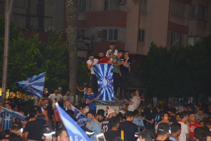 Adana Demirspor'un 2'nciliğe yükselmesi kentte coşkuyla kutlandı