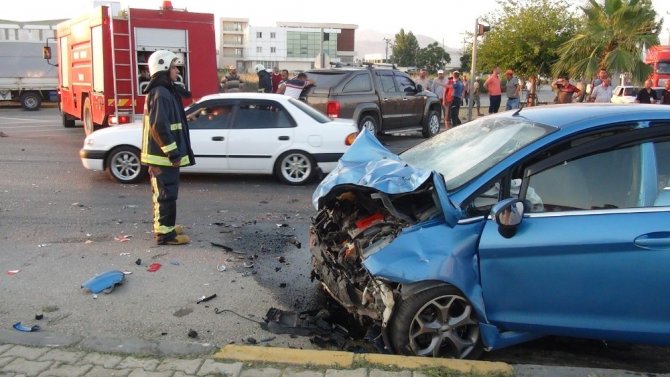 Antalya’da trafik kazası: 3 yaralı