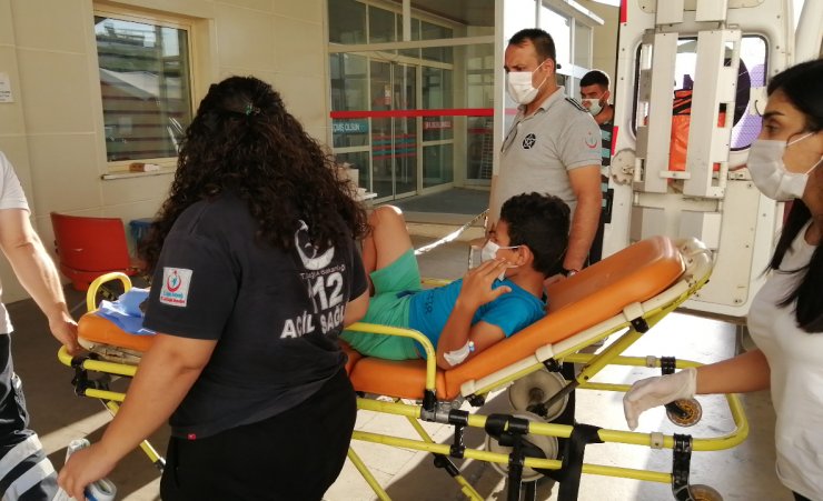 Ayağına vida batan çocuk, koltuk demiri kesilerek hastaneye götürüldü