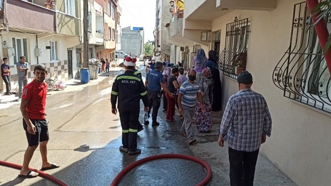 Bursa’da 4 ev alevlere teslim oldu, 2 itfaiye eri zehirlendi