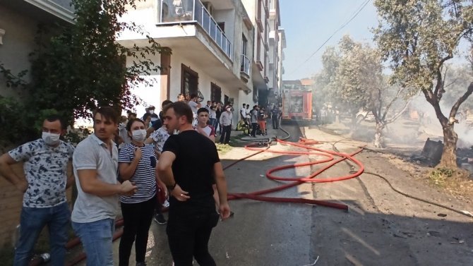 Bursa’da 4 ev alevlere teslim oldu, 2 itfaiye eri zehirlendi