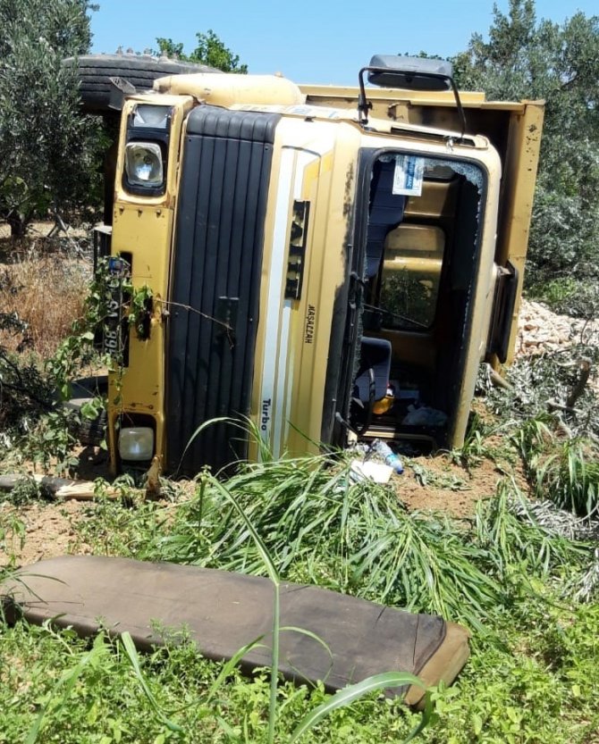 Freni patlayan kamyon devrildi: Belediye işçisi hayatını kaybetti