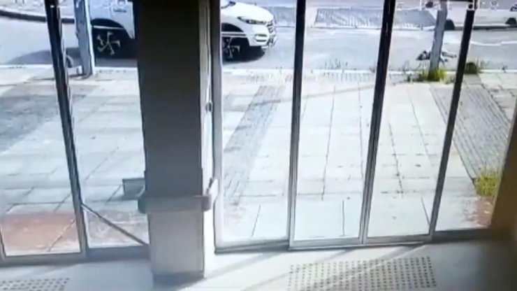 Maltepe'de hastane bahçesinde otomobilin köpeği ezdiği anlar kamerada
