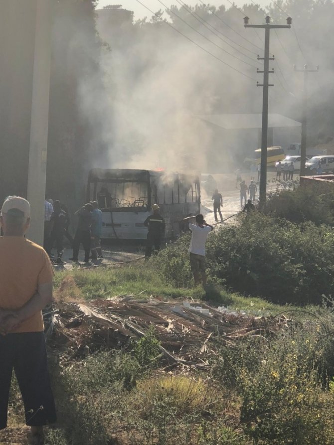 Park halindeki otobüs alev alev yandı