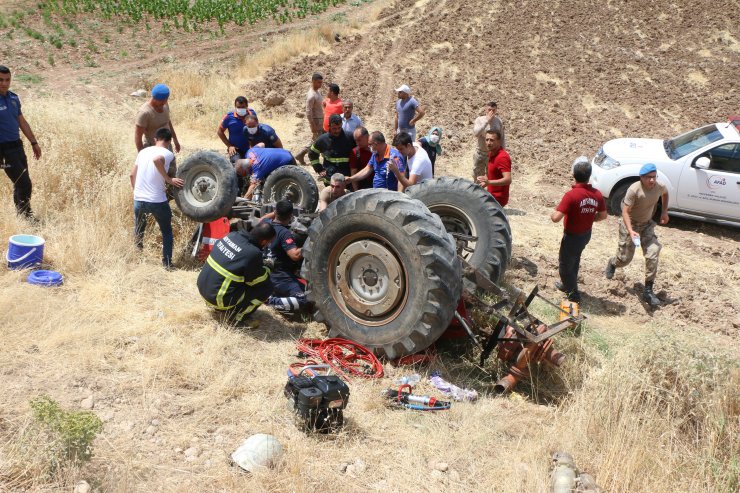Devrilen traktör altında kalan anne-baba ve kızları yaralandı