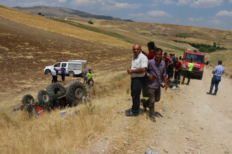 Devrilen traktör altında kalan anne-baba ve kızları yaralandı