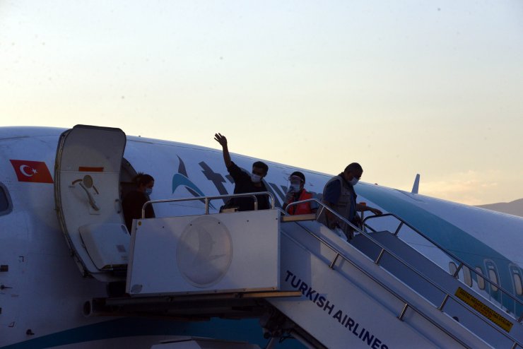 Kahramanmaraş tarihinde yurt dışından gelen ilk uçak törenle karşılandı
