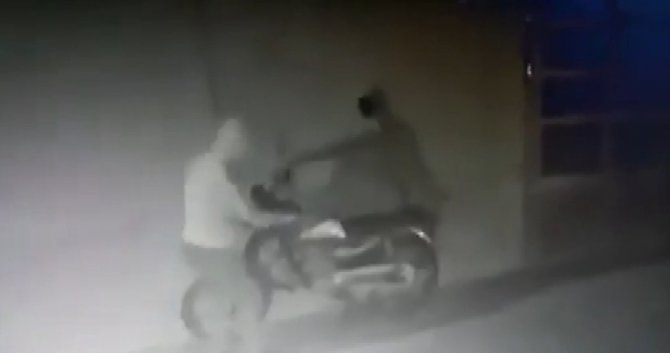 Konya'da bir garip hırsızlık girişimi! Motosikleti çalamayınca bırakıp gittiler