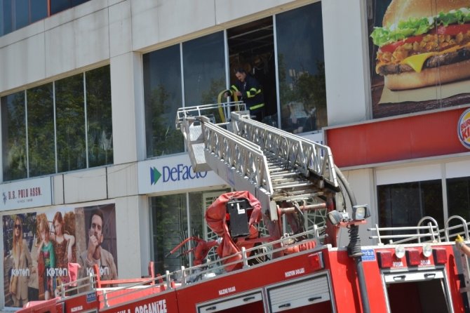 10 katlı alışveriş merkezinde dumanlara müdahale eden 1 itfaiye eri yaralanırken, 3 kişi dumandan etkilendi