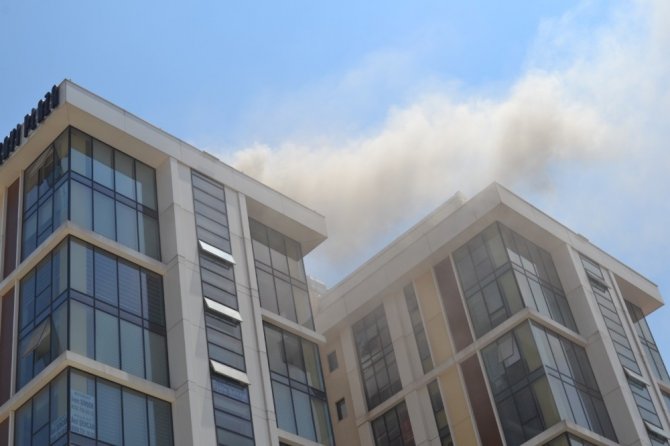 10 katlı alışveriş merkezinde dumanlara müdahale eden 1 itfaiye eri yaralanırken, 3 kişi dumandan etkilendi