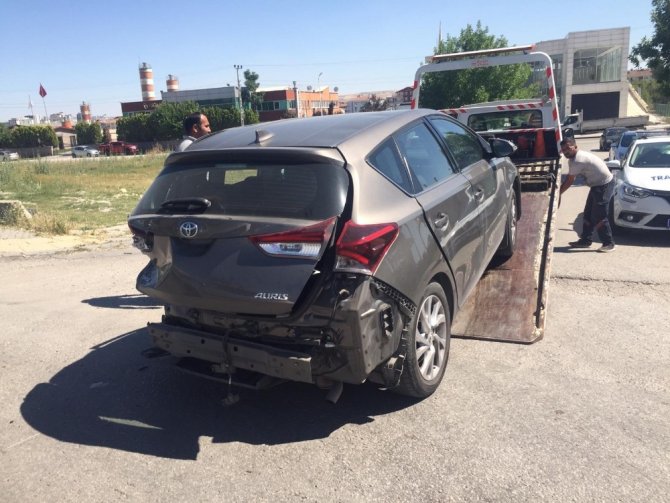 Ankara’da zincirleme kaza 4 sürücü birden yaralandı