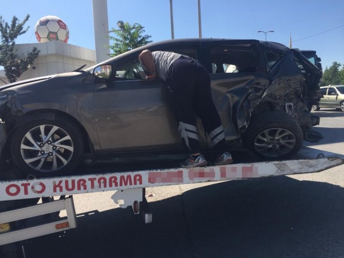 Ankara’da zincirleme kaza 4 sürücü birden yaralandı