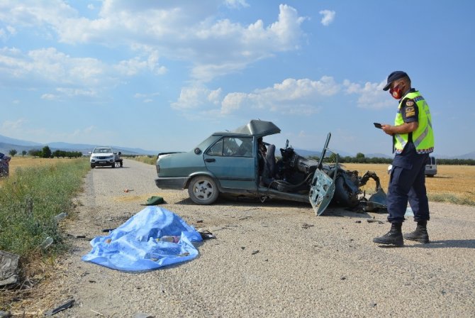 Antalya’da otomobil hurdaya döndü: 1 ölü,1 yaralı