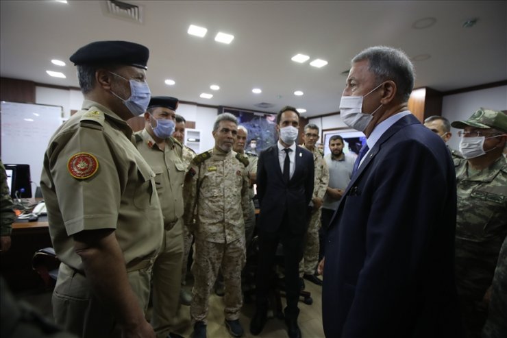 Bakan Akar, Libya'da Mehmetçik'le bir araya geldi, Orta Akdeniz’deki TCG Giresun'u ziyaret etti