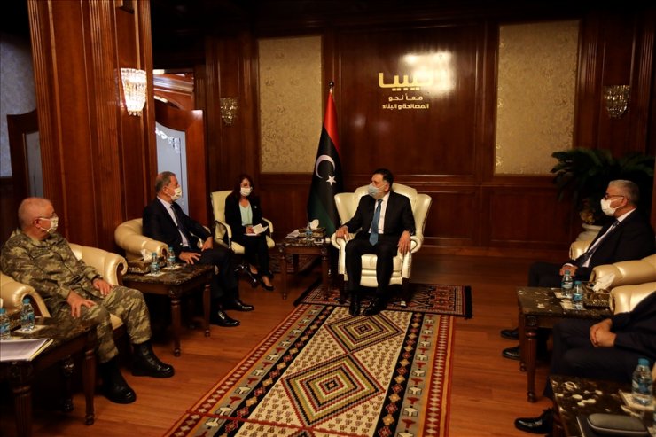 Bakan Akar, Libya'da Mehmetçik'le bir araya geldi, Orta Akdeniz’deki TCG Giresun'u ziyaret etti