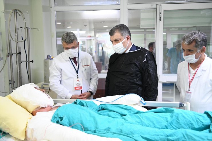 Fahrettin Koca, Kartal Lütfi Kırdar Şehir Hastanesi'nde tedavi görenleri ziyaret etti