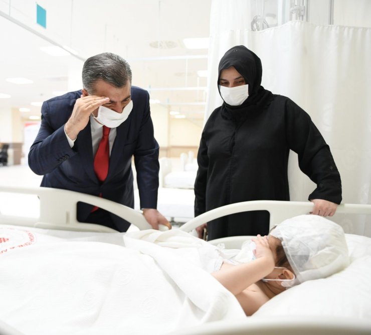 Fahrettin Koca, Kartal Lütfi Kırdar Şehir Hastanesi'nde tedavi görenleri ziyaret etti