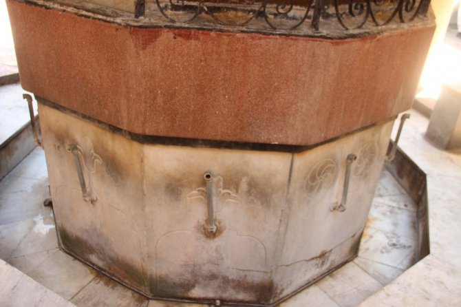 İzmir’de tarihi caminin musluklarının çalınma anı kamerada