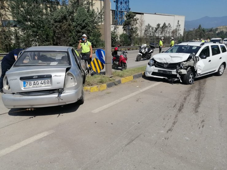 Karabük’te kavşakta iki otomobil çarpıştı: 7 yaralı
