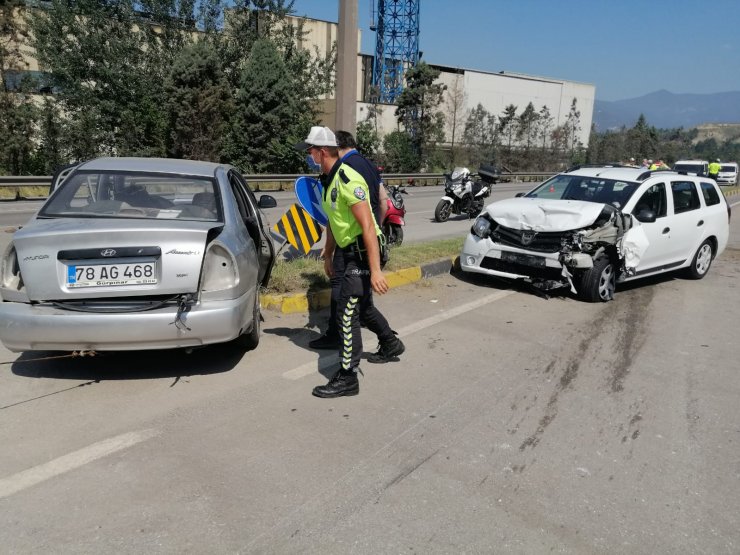 Karabük’te kavşakta iki otomobil çarpıştı: 7 yaralı