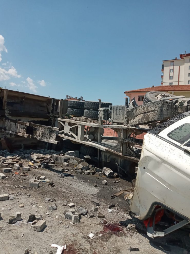 Malatya'da çakıl yüklü kamyon devrildi, şoför yaralandı