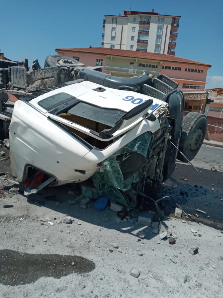 Malatya'da çakıl yüklü kamyon devrildi, şoför yaralandı