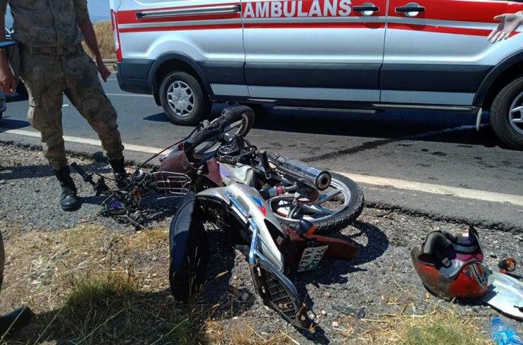 Otomobille motosiklet çarpıştı: 4 yaralı