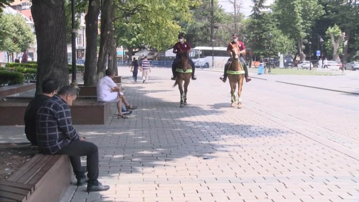 Sultanahmet Meydanı'nda atlı polislerle maske uyarısı