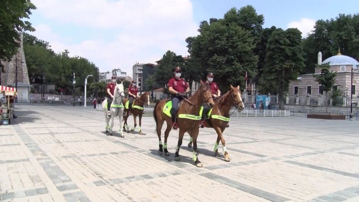 Sultanahmet Meydanı'nda atlı polislerle maske uyarısı