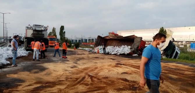 TEM Hadımköy’de tır ile otomobil çarpıştı: 3 yaralı
