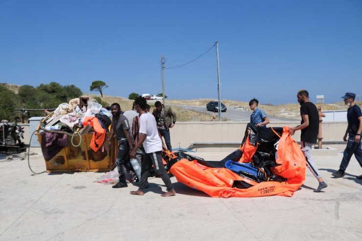 Yunanistan tarafından denize bırakılan göçmenler kurtarıldı