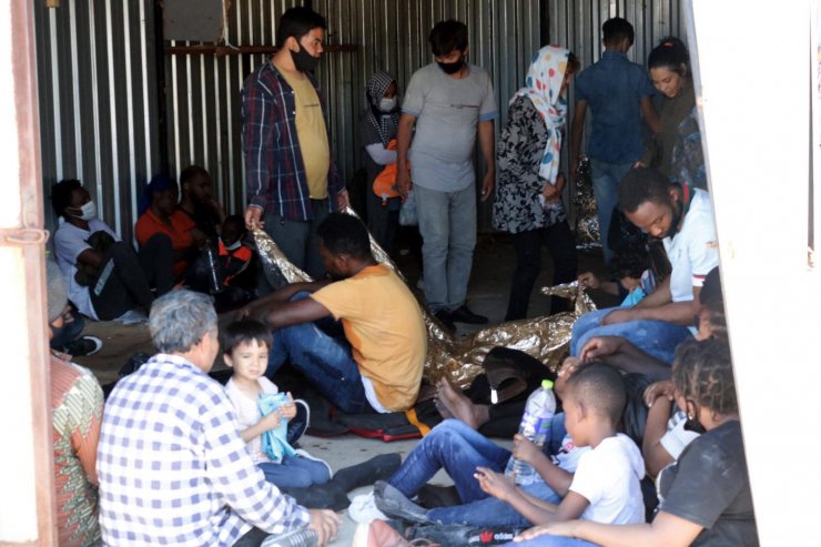 Yunanistan tarafından denize bırakılan göçmenler kurtarıldı