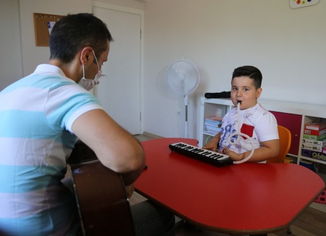 7 yaşına kadar konuşamayan Ayberk şimdi şarkı söylüyor