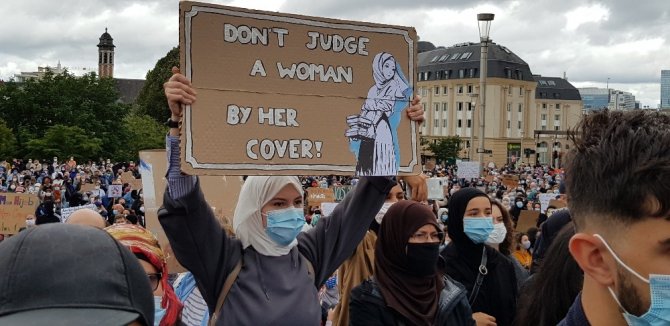 Brüksel’de başörtüsü yasağı protesto edildi