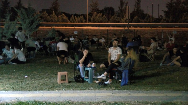 Bursa'da sosyal mesafe ve maske unutuldu; parkta horon oynandı