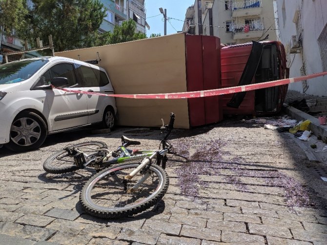 İzmir’de eşya taşıyan kamyon devrildi