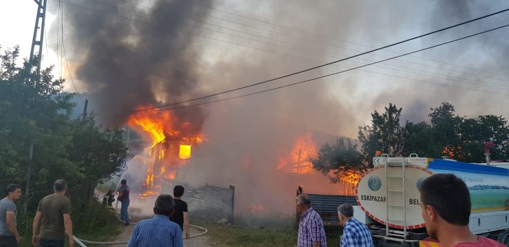 Karabük’te 2 ev, samanlık ve traktör yandı 